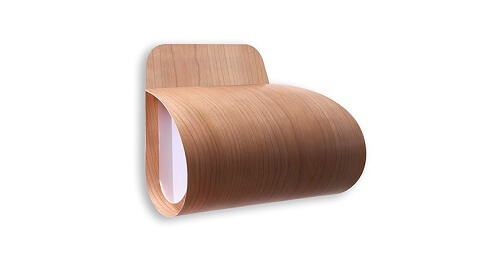 Una lampada in legno impiallacciato da muro