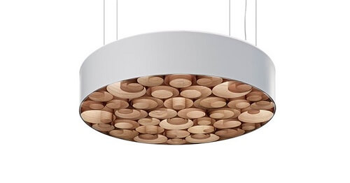 Una lampada in legno impiallacciato da soffitto