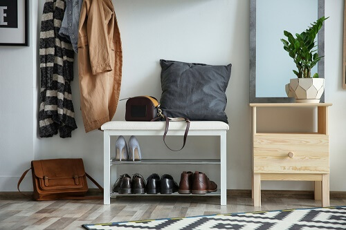 Alcune scarpe dentro casa in una scarpiera bianca