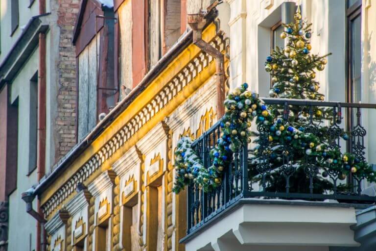 Terrazza con ghirlanda e albero di natale