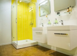 Colori vivaci in bagno: ecco come fare