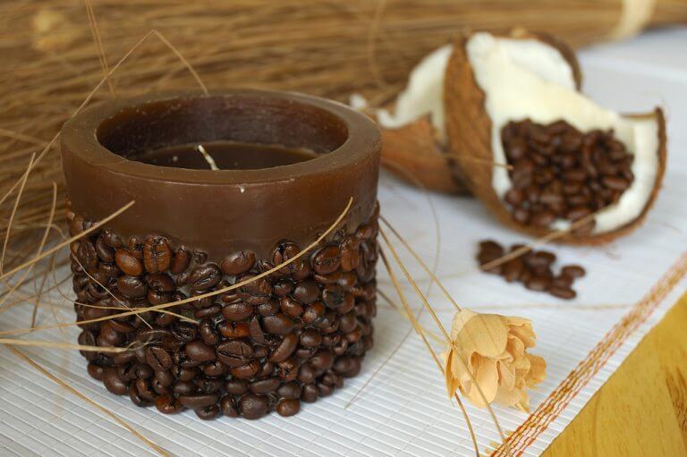 candela profumata con chicchi di caffé