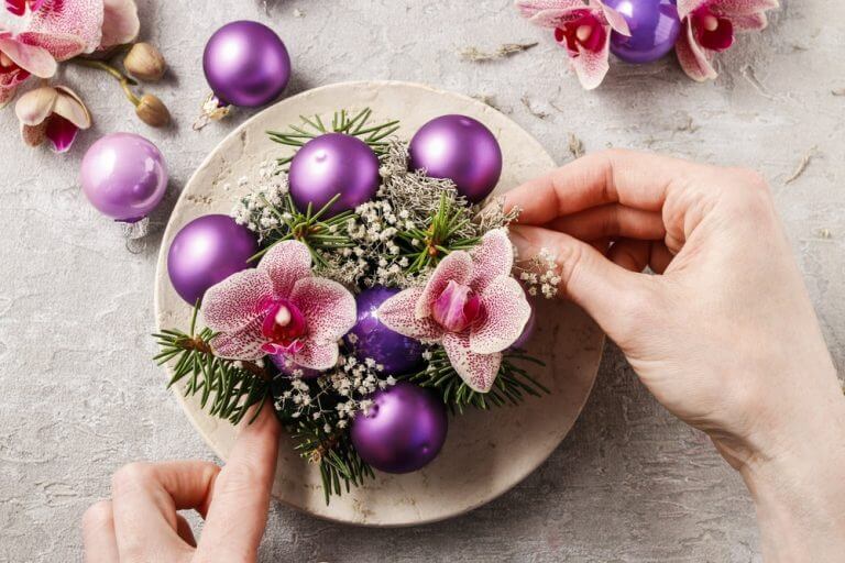 Centrotavola con palline natalizie e orchidee