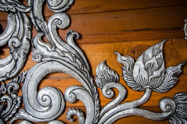 decorazione argento su base in legno