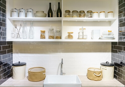 Dispensa bianca aperta.