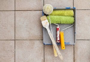 Dipingere le pareti piastrellate del bagno per migliorarle