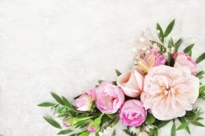 Calici di vetro decorati con fiori: idee e consigli