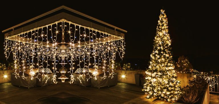 Terrazza decorata con luci di natale bianche calde