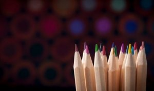 Come creare dei vasi con le matite colorate