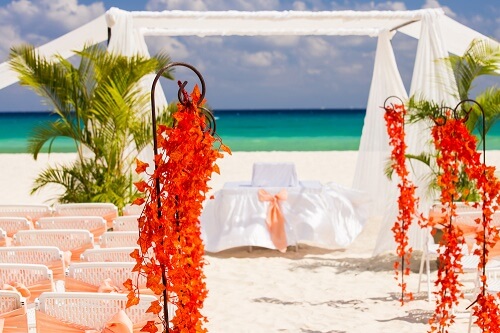 Esempio per decorare l'altare in spiaggia