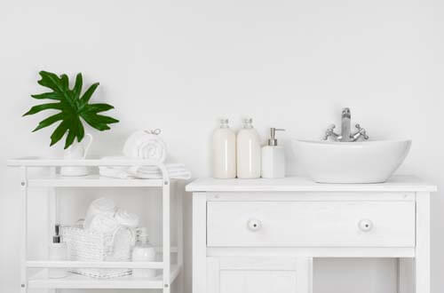 Bagno minimalista bianco