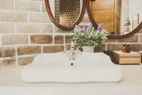 Bagno in stile farmhouse
