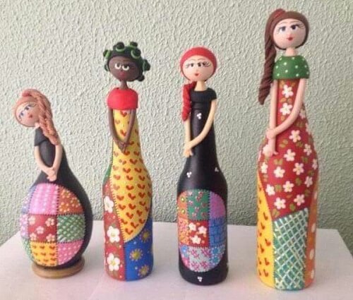 Con l'upcycling le bottiglie diventano bambole