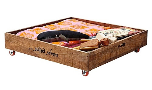 Un carrellino serve per fare spazio sotto il letto