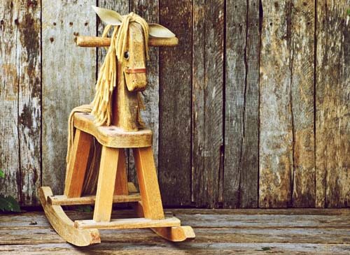 Cavallo a dondolo in legno vecchio