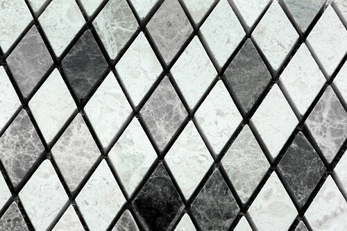 Alcune piastrelle a forma di diamante bianche e nere