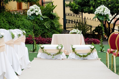 Esempio per decorare l'altare all'aperto