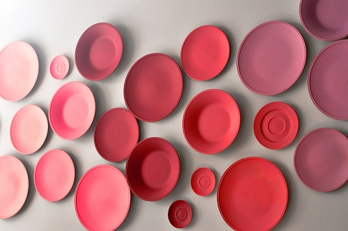 Esempio per decorare le pareti con i piatti rossi