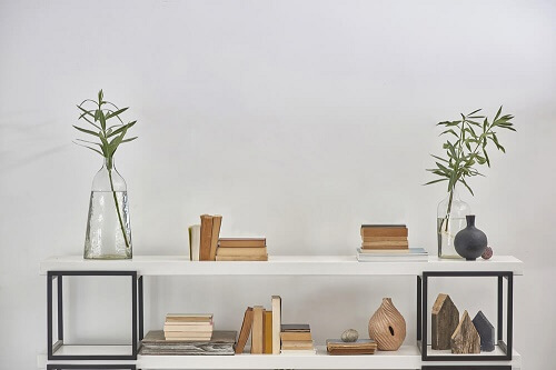 Un esempio di tavolini ausiliari a tre livelli in bianco