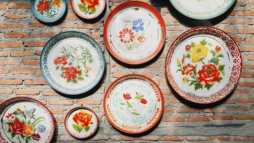 Piatti rustici appesi al muro