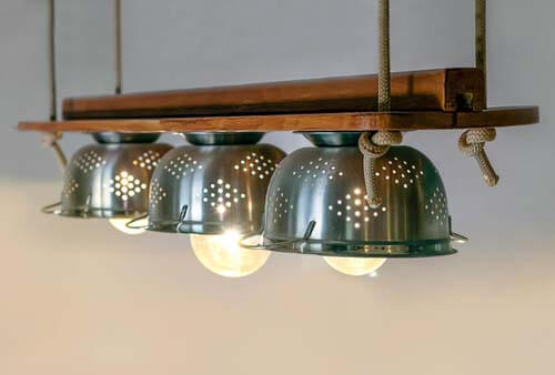 Costruire lampade con scolapasta