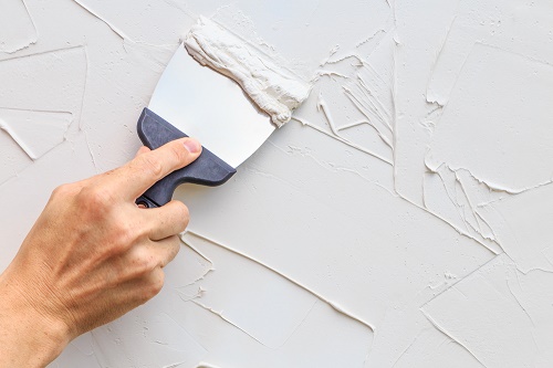 Riparazione di una parete con stucco