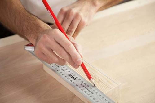 Operaio fa segno su legno