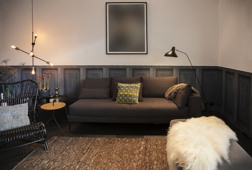 Salotto con pareti di casa scure