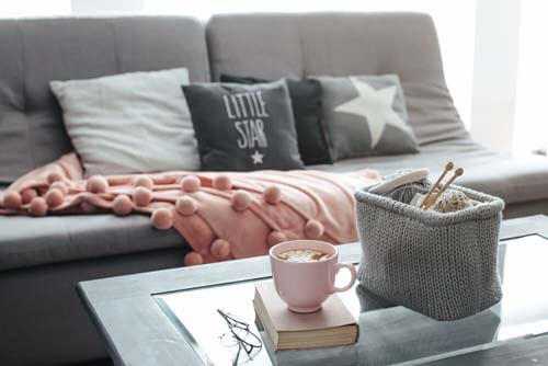 Divano con plaid rosa