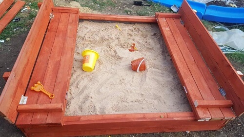 Scatola di sabbia su prato