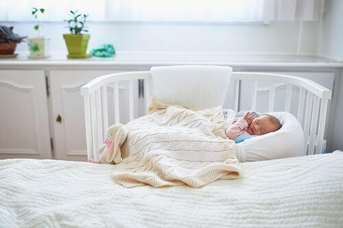 culla accanto al letto