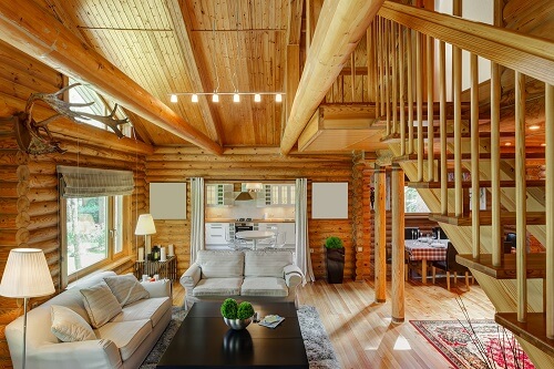 Scala, tetto e divani in stile farmhouse