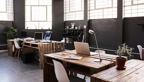 Uno spazio coworking con pallet