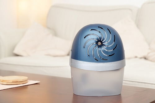 Un piccolo deumidificatore sul tavolo