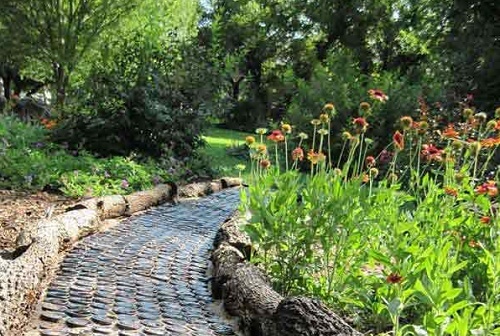 Vialetto in giardino con tronchi