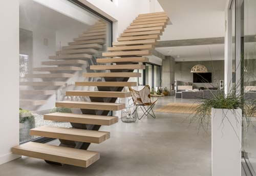 Una scala di legno dritta