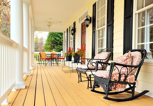 Veranda con sedie a dondolo