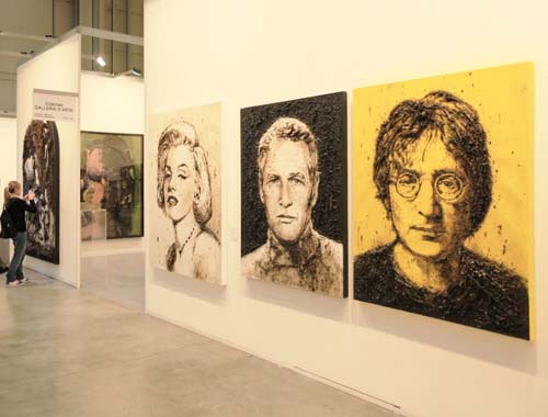 Uno spazio espositivo con dipinti famosi