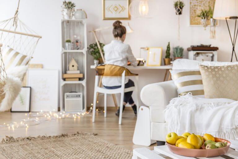 Decorazione giovanile con colori dorato e bianco