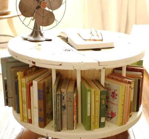 Una libreria fatta con bobina in legno per cavi