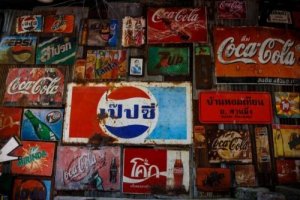 Decorazioni vintage con marchi di vecchie bibite