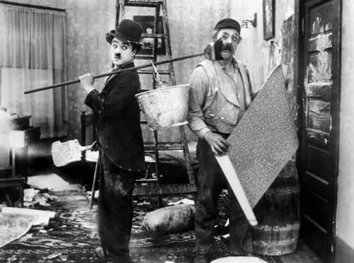 Charlot in una delle foto in bianco e nero famose