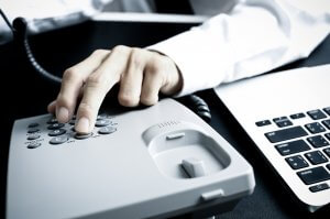 uomo che chiama con telefono fisso