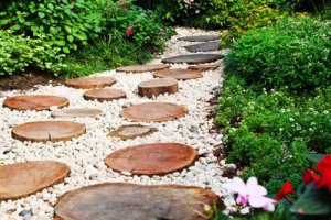 Come creare un vialetto di ghiaia in giardino