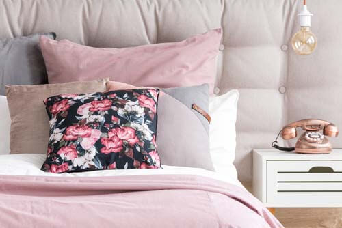 Letto con cuscini