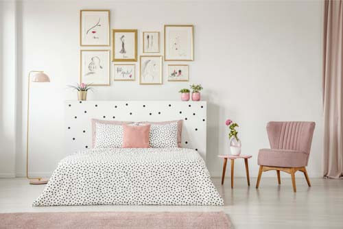 Camera de letto rosa e bianca