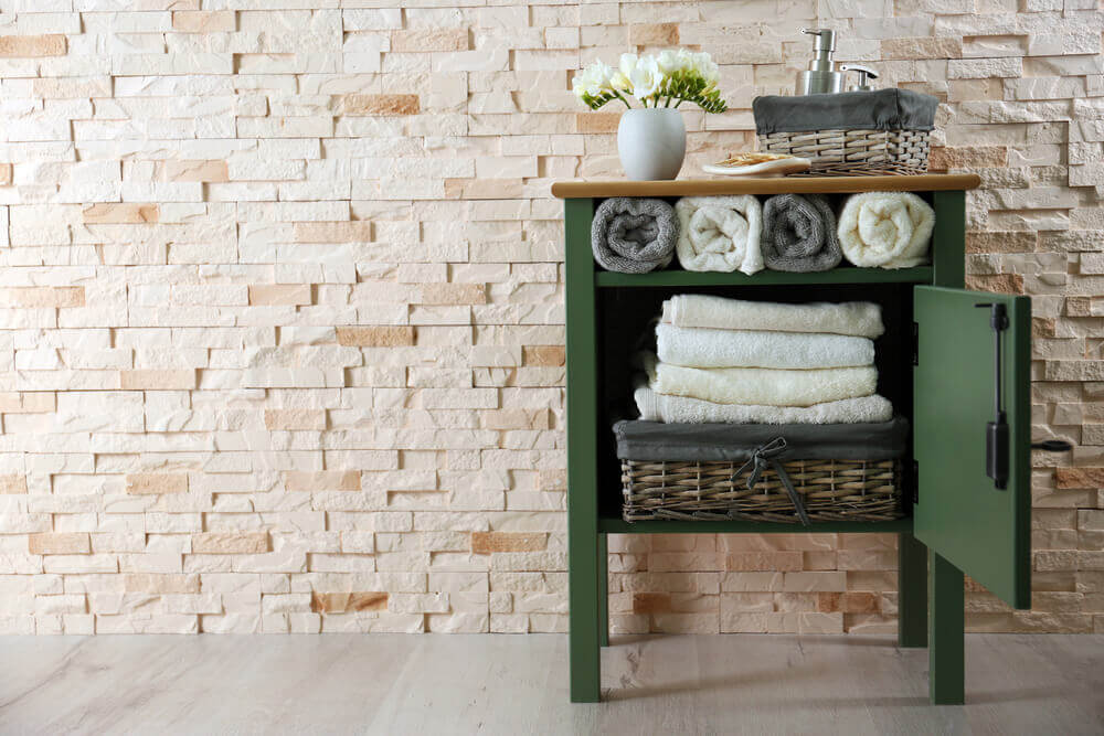 mobile colorato con ceste di vimini