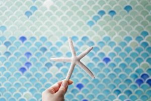 Piastrelle a squame per decorare il bagno