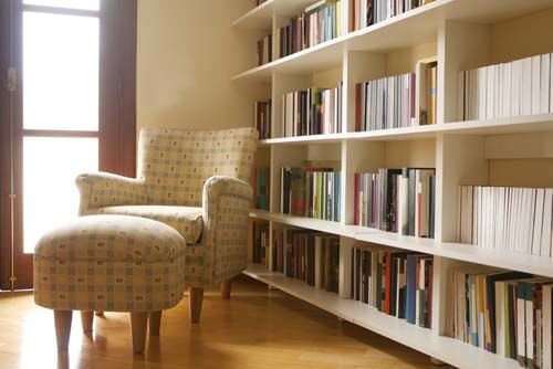 Poltrona accanto a libreria