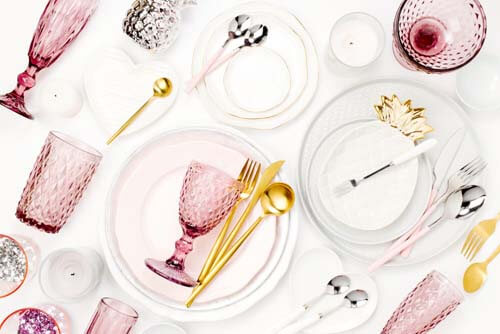 Le stoviglie sono accessori indispensabili per la casa